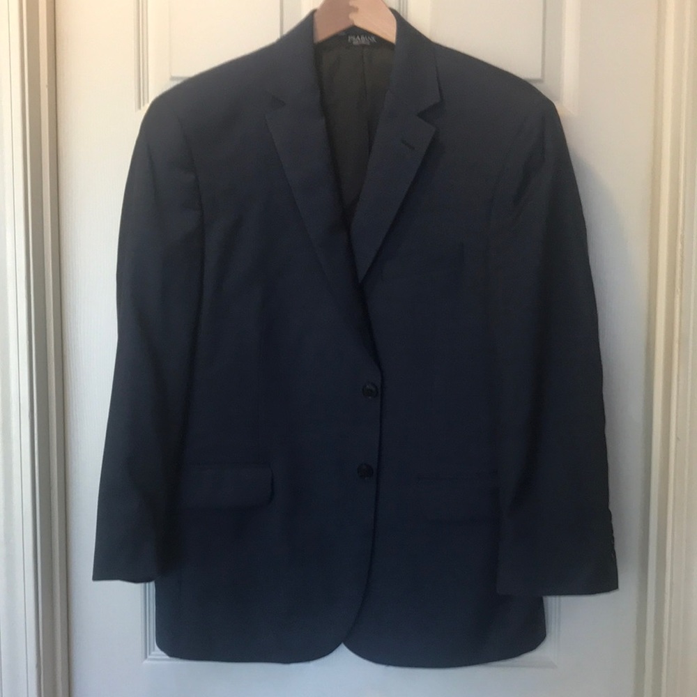 Gorgeous navy blue sport coat by Jos A Bank Traveler Collection. Size 44 short
